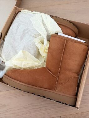 Uggs chestnut short classic size 7